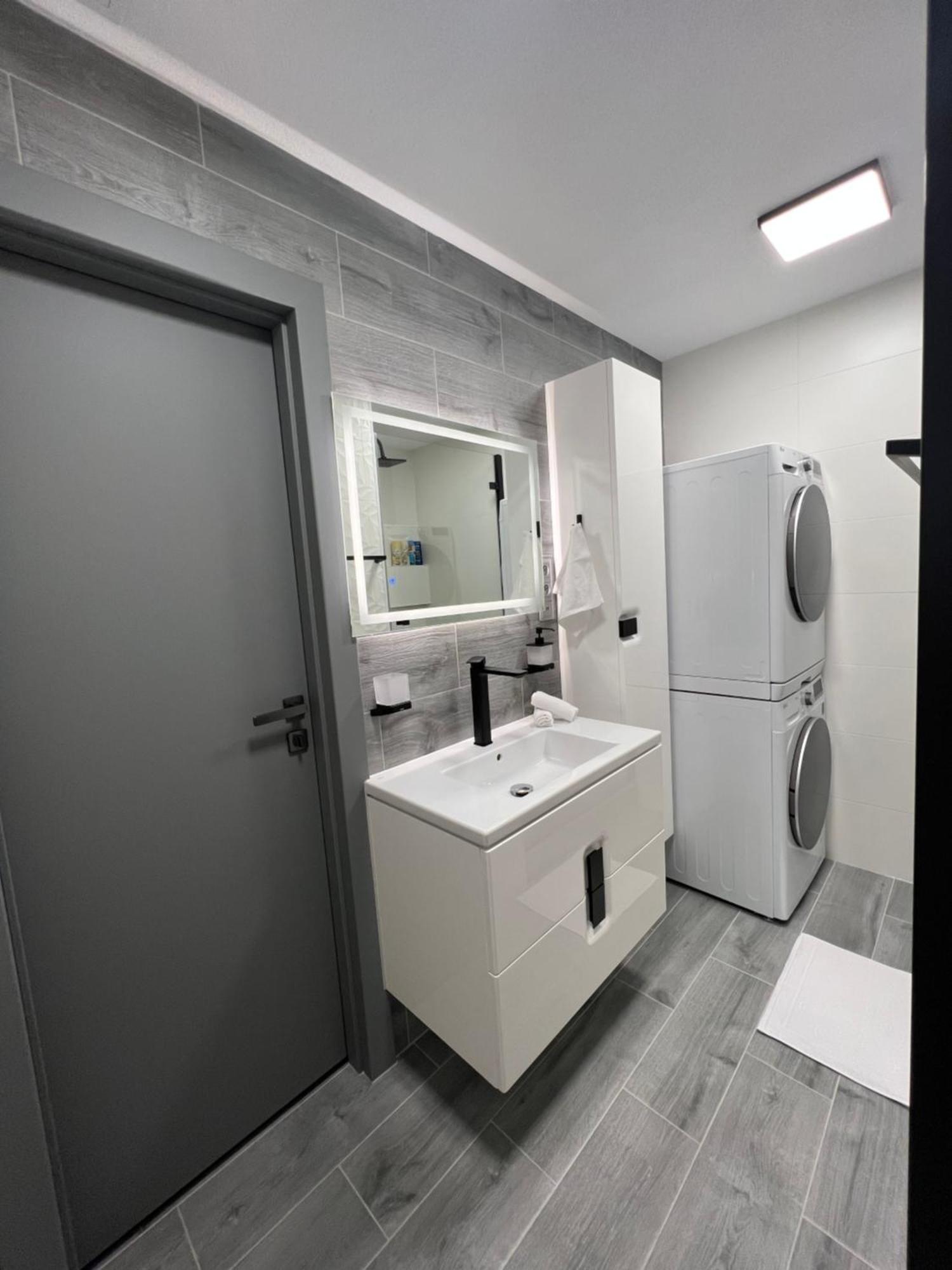 Apartman Piccoladuo V Banskej Bystrici บันสกาบิสตรีตซา ภายนอก รูปภาพ